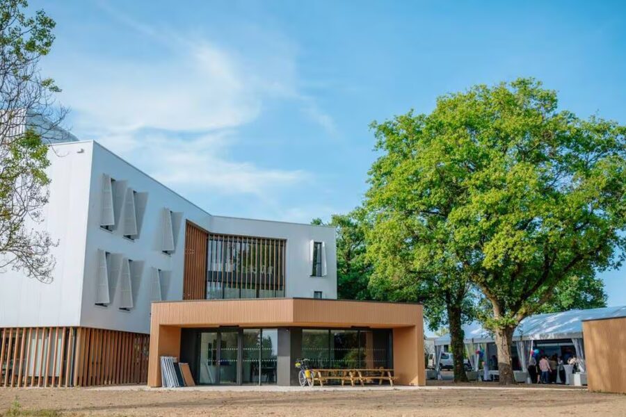 <span>Tertiaire Culturel</span>BUREAUX<p>LES HERBIERS</p>