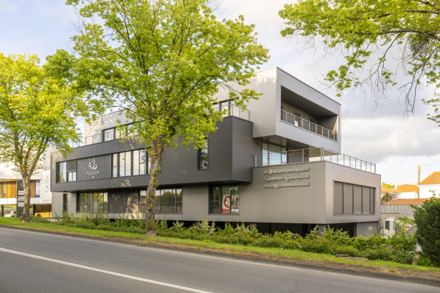 <span>Tertiaire Culturel</span>BUREAUX<p>LES HERBIERS</p>