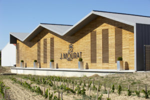 Bâtiment de stockage des vins imaginé par l'agence d'architectes DGA