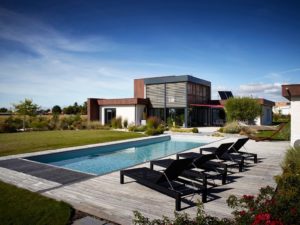 Maison individuelle avec piscine extérieur réalisée par l'agence DGA Architectes des Herbiers